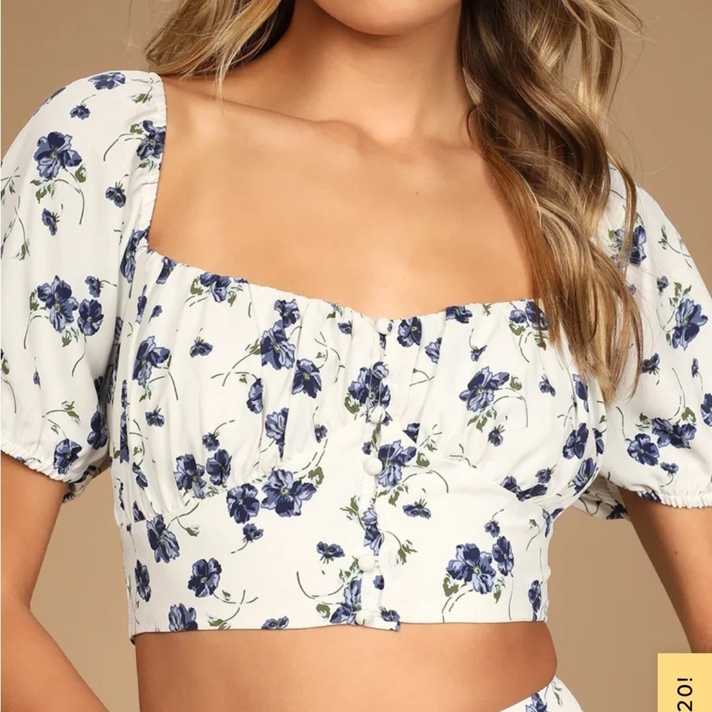 Lulu’s crop Breathtaking Blooms White Floral Print cropped top//Size Medium